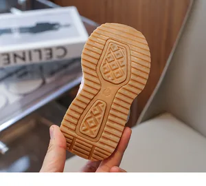 Dettaglio della suola in gomma antiscivolo marrone per scarpe da running bimbo taglia 23