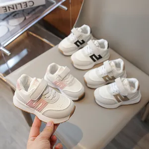 Sneakers per bambini con chiusura a strappo e cuciture a S in rosa, nero e marrone