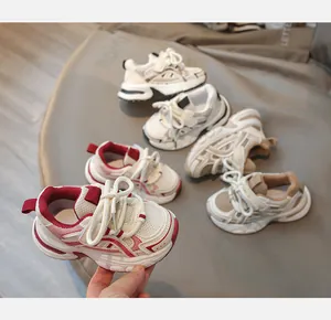 Détail de baskets respirantes pour enfants avec semelles épaisses antidérapantes