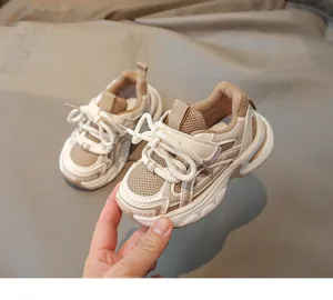 Gros plan sur le tissu en maille respirante et les coutures en cuir pour enfants