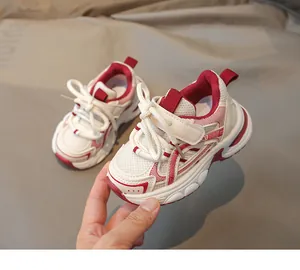 Détails de baskets de sport pour enfants en maille respirante avec finitions rouges