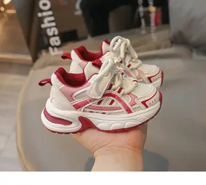 Détail de baskets enfant en maille respirante avec scratchs et semelle épaisse