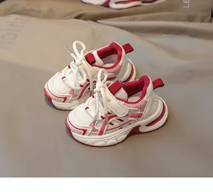 Vue détaillée de la tige en mesh respirant et de la sangle SPORT sur baskets enfant