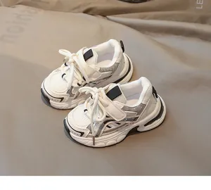 Détail de la maille respirante et de la bride velcro sur baskets pour enfants