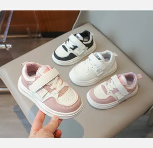 Détail de baskets pour enfants avec bande velcro et finition en cuir rose