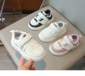 Vue détaillée de baskets pour enfants en plusieurs couleurs avec velcro et trous d'aération