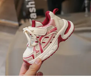 Détails de maille respirante et similicuir sur baskets enfants crème et bordeaux
