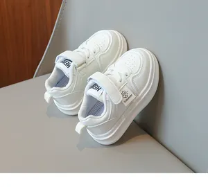 Détail de baskets blanches pour enfants avec Velcro et design micro-perforé
