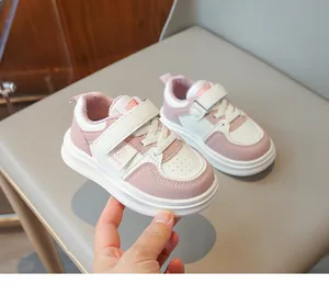 Détail des chaussures pour enfants rose et blanc avec doublure en maille et bande velcro