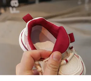 Détail de baskets respirantes pour enfants avec doublure rouge et col de talon rembourré