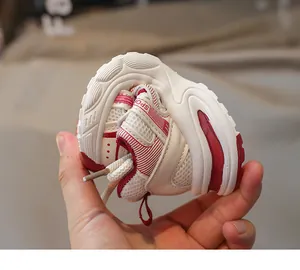 Détail montrant la semelle ultra-flexible et souple de ces baskets respirantes pour enfants