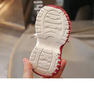 Détail de la semelle antidérapante taille 23 pour baskets enfant blanches et rouges