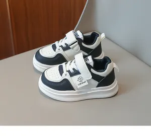 Gros plan des baskets enfant noir et blanc avec scratch et trous de ventilation respirants