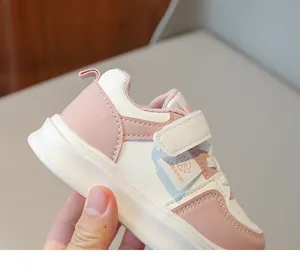 Vue détaillée des baskets enfants rose et beige avec fermeture velcro et semelle souple