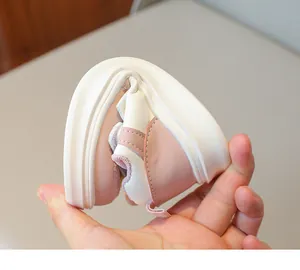 Vue détaillée de la semelle souple des baskets roses et blanches pour tout-petit avec velcro