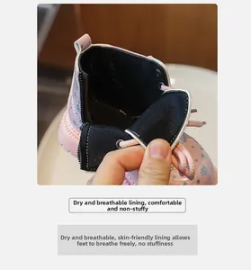 Gros plan bottines pailletées roses avec doublure en maille respirante et fermeture éclair