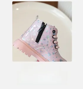 Détail de fermeture éclair et paillettes roses à cœurs sur bottines de fille