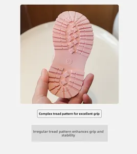 Détail de la semelle antidérapante rose pour bottes enfant avec texture grip taille 23