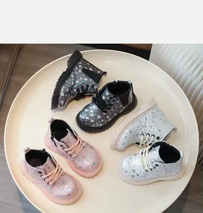 Trois paires de bottines brillantes pour enfants avec motifs de cœurs holographiques