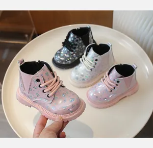 Détail de bottines brillantes pour enfants avec paillettes en cœur et zip latéral pratique