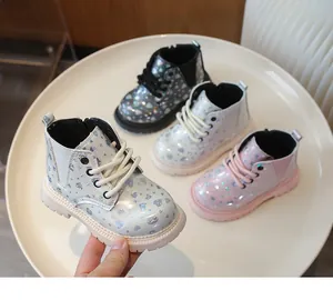 Détails de quatre paires de bottes brillantes pour enfants avec paillettes cœur arc-en-ciel