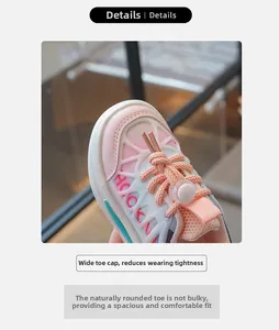 Détail d'une chaussure de sport respirante pour enfant en rose et blanc avec lacets élastiques