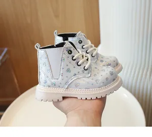 Détails des bottes argentées pour filles avec cœurs holographiques et semelles épaisses