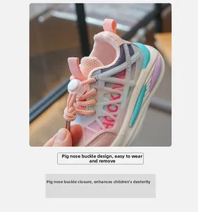 Détail de baskets en maille pour enfants avec système de laçage rapide à serrage facile