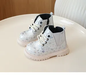 Détail de bottes blanches pour enfants avec imprimé cœur et semelle en caoutchouc