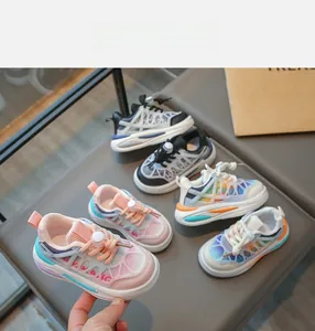 Collection de baskets en mesh pour enfants en coloris rose, gris et arc-en-ciel