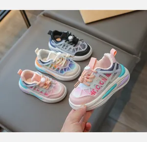 Détail de quatre baskets colorées et respirantes pour enfants avec semelles antidérapantes