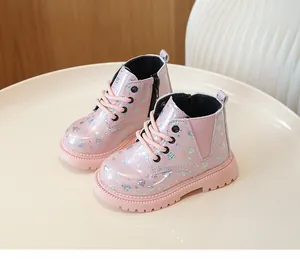Détail de bottines roses en cuir verni pour filles avec paillettes en forme de cœur