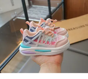 Détail de la maille respirante rose et violette et des lacets élastiques sur baskets enfant
