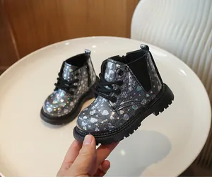Détails des motifs de cœur laser sur les bottines en cuir verni pour filles