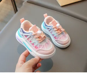 Détail de baskets enfant roses et bleues avec maille respirante et lacets à cordon