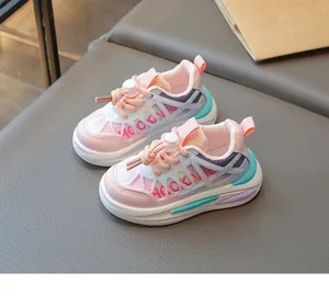 Détail d'une basket enfant en mesh rose avec cuir synthétique violet et boucle blanche