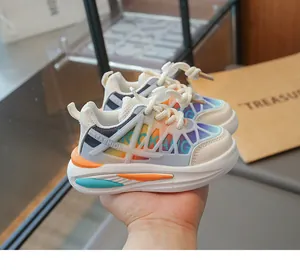 Gros plan montrant le design léger et la maille respirante dégradée de la basket enfant