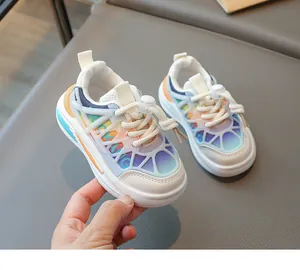 Détail de la tige en mesh arc-en-ciel et de la semelle blanche sur la chaussure enfant