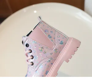 Détail de la botte rose en cuir verni pour fille avec motif de cœur en paillettes brillantes