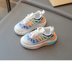 Détail de la maille dégradée respirante et semelle épaisse sur baskets pour enfants