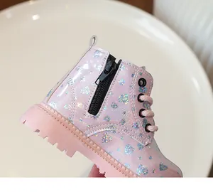 Gros plan bottes roses scintillantes fille avec cœurs holographiques et zip latéral