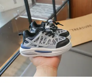 Détail de basket enfant respirante avec texte tendance et lacets à serrage ajustable