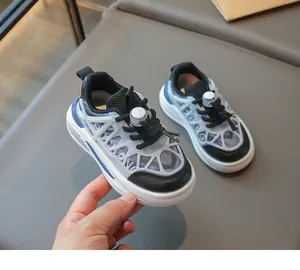 Gros plan de baskets pour enfants avec tige en mesh respirant et laçage rapide