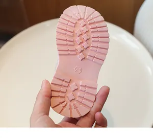 Détail de la semelle antidérapante rose pour bottes enfants avec gravure de taille 23