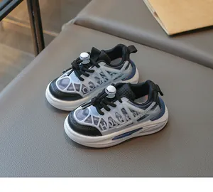 Détail de baskets respirantes pour enfants avec fermeture à bouton et maille