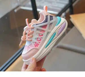 Détail de baskets respirantes rose et violet pour enfants avec système de laçage et semelle