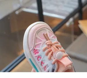 Détail de la tige en mesh respirant et du système de laçage des baskets roses enfants