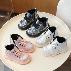 Bottines Martin Brillantes pour Filles Motif Cœur Holographique Fermeture Éclair Latérale Antidérapante Mode Enfants pour Fête