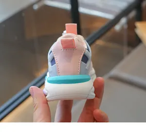 Gros plan du talon sur des baskets respirantes pour enfants au design patchwork coloré