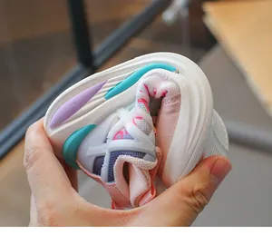 Gros plan montrant la flexibilité extrême de la semelle souple de ces baskets enfants